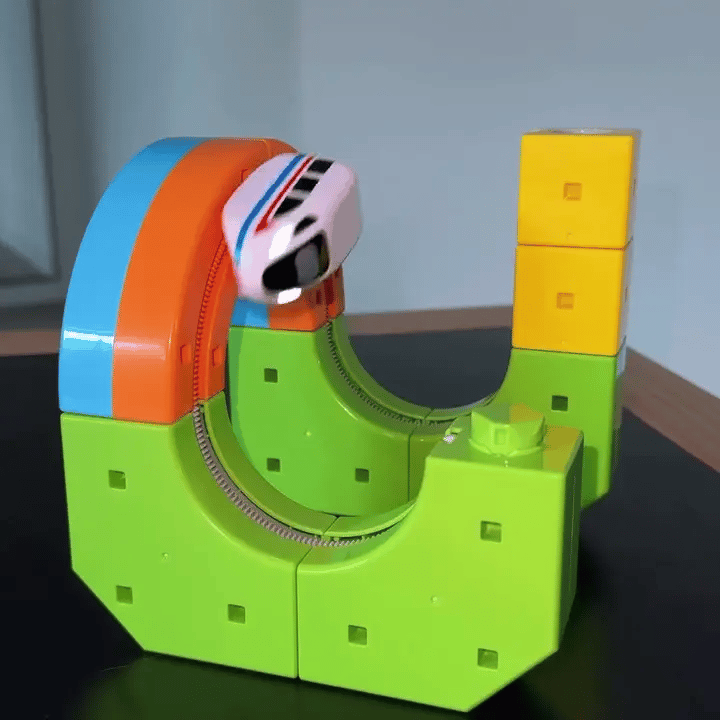 Magnetic cubes + train — demo